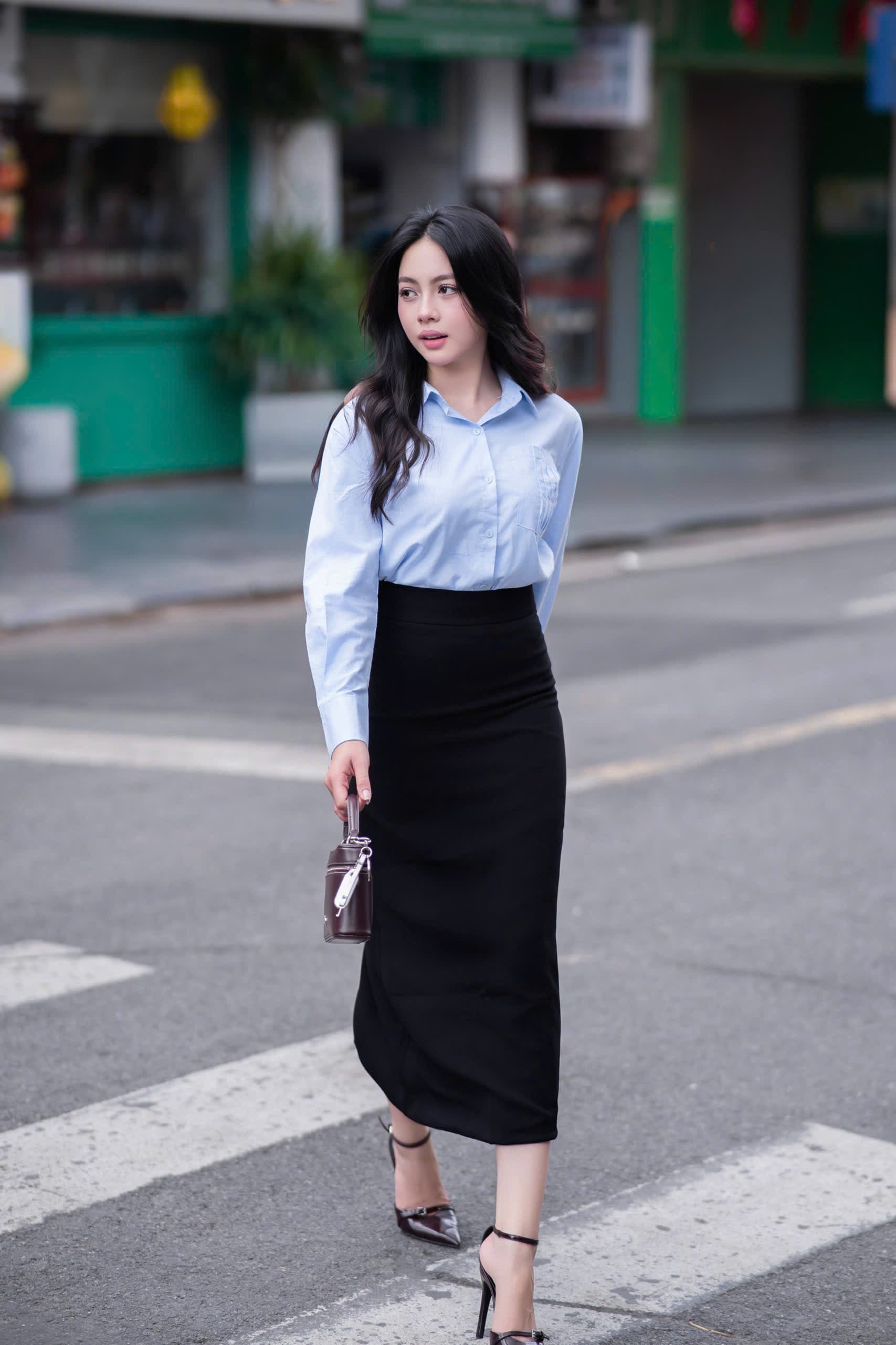 Nàng mặc blazer trắng trong bộ ảnh LAVENIA