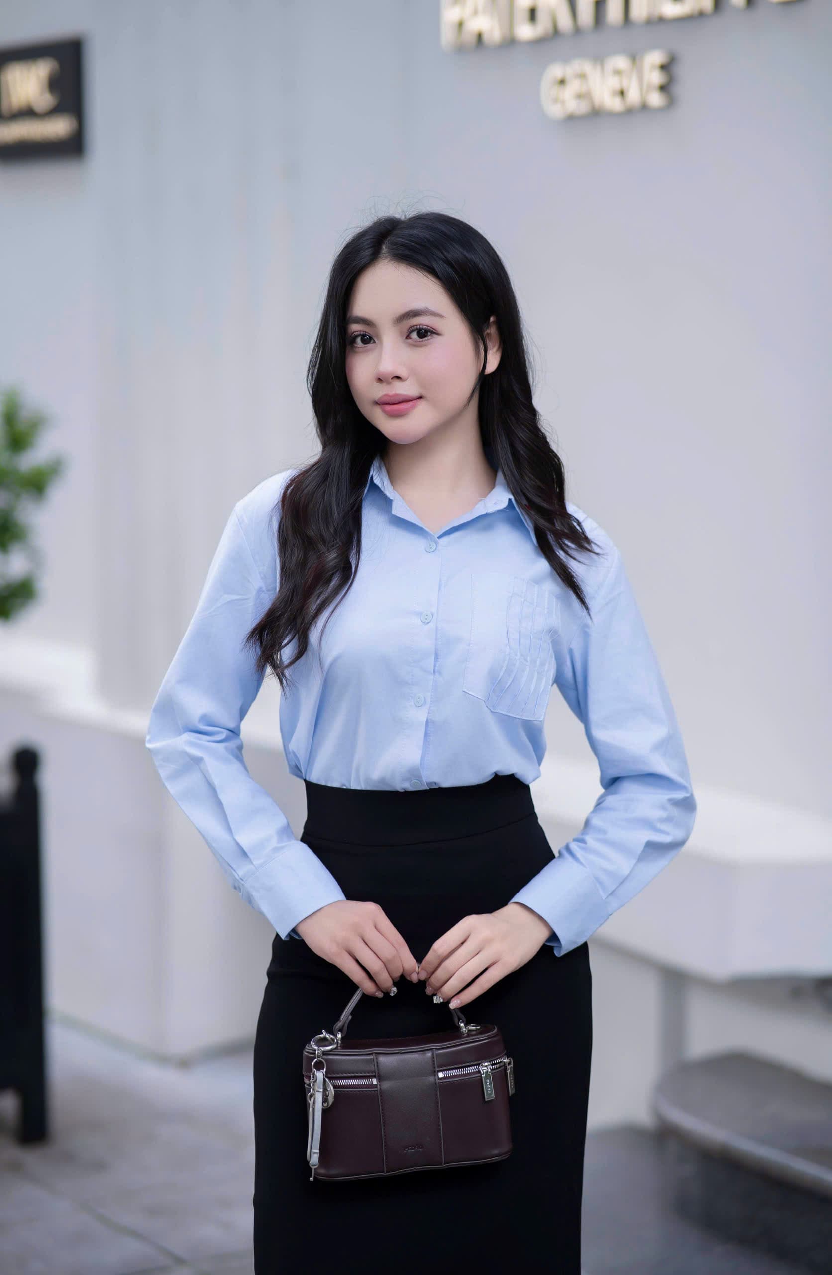 Nàng trong váy đen thanh lịch giữa không gian sân vườn