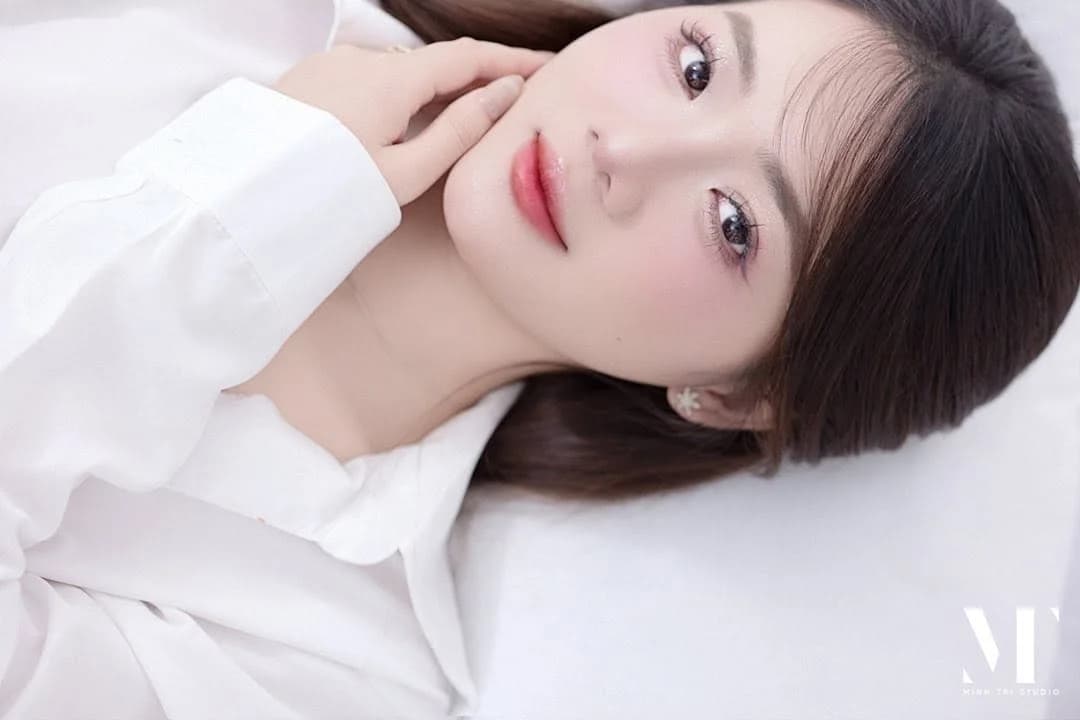 Chân dung nàng trong sắc trắng tinh khôi